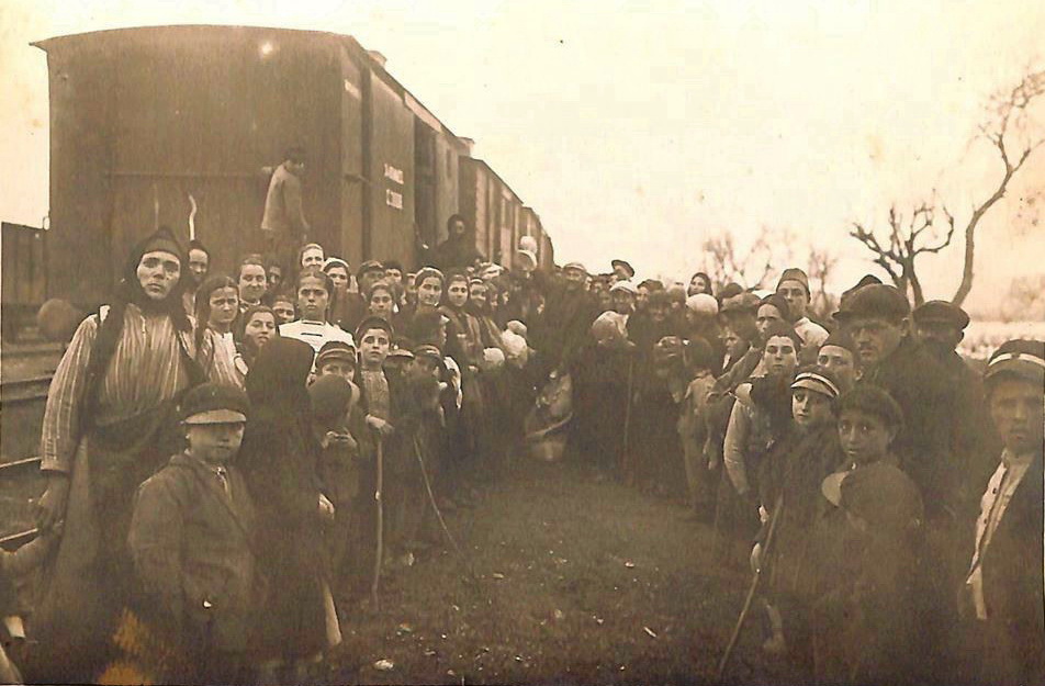 Αλεξανδρούπολη τέλος 10ετίας 1920: διανομή άρτου στον σταθμό τρένων στους νεοφερμένους πρόσφυγες.